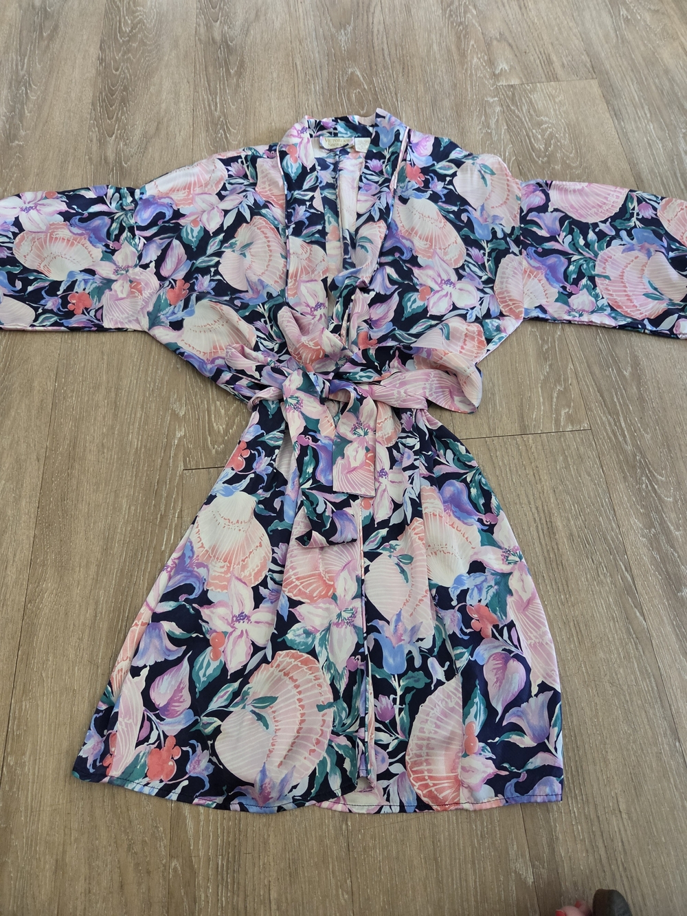 GOLD LABEL VTG VICTORIA SECRET 100% SILK ROBE FLORAL W/SEASHELLS ONE SIZE